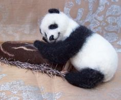 Валяная статуэтка-игрушка "Спящая панда"...